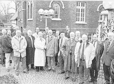 Besuchergruppe aus England vor dem Mhlenmuseum