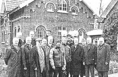 Gruppe vor dem Museum