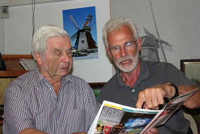 Altena und Scheweling im khlen Vorstandszimmer des Museums