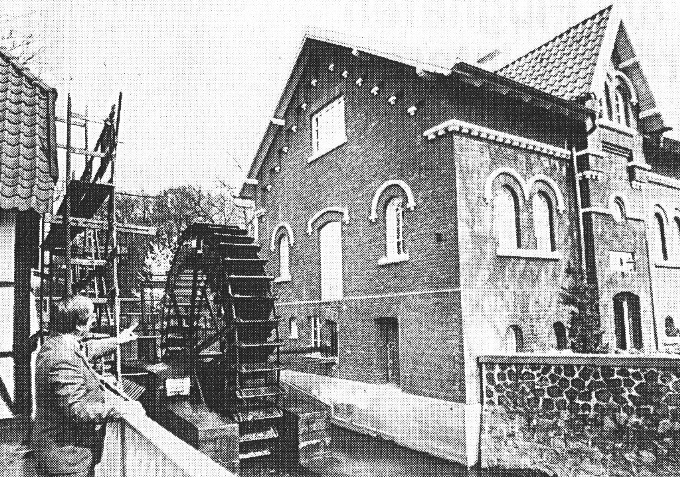 Kurt Altena neben Baugerüst