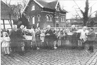 Hnxer Grundschler mit den Lehrern