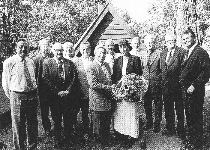 Verabschiedung mit Gruppenbild vor Backofen