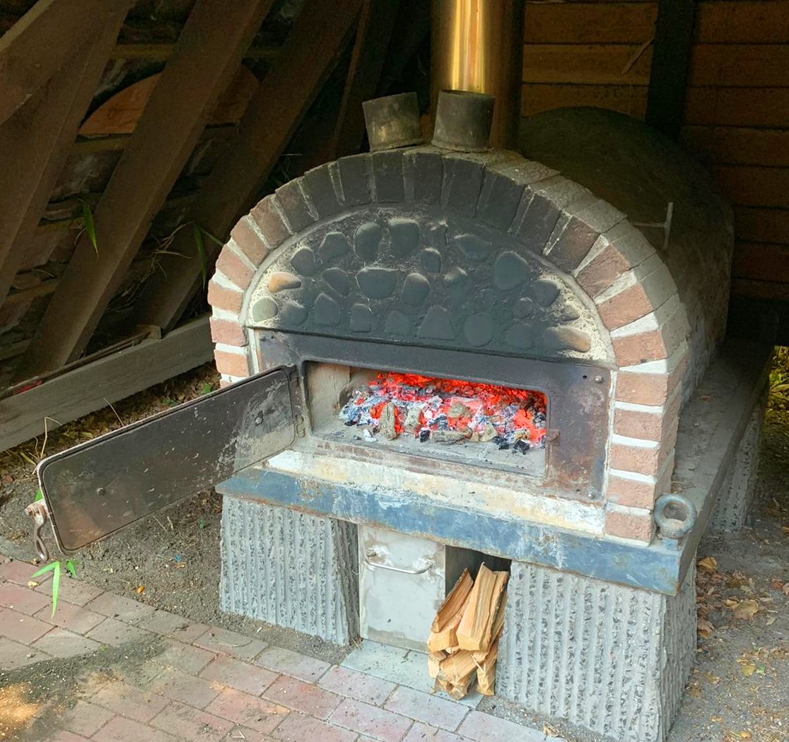 die Glut im Ofen leuchtet