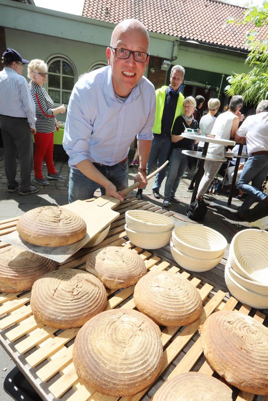 95 Jahre Bademeisterhaus (im Bild Oliver Ibach mit Brot)