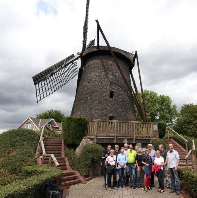 Besuchergruppe - Gruppenbild vor der Windmhle