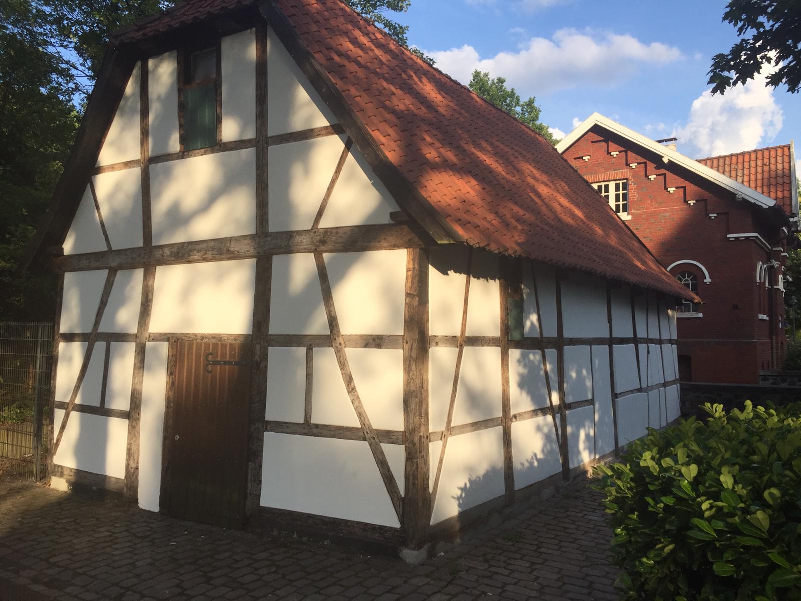 die frisch gestrichene Wassermühle im warmen Licht am Sommerabend