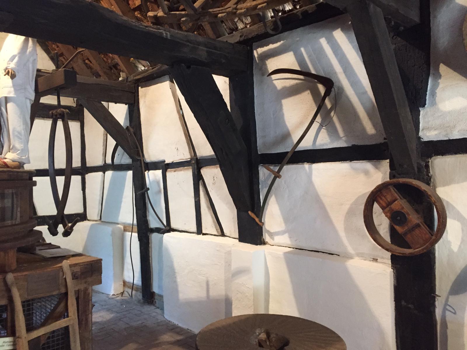 im Inneren des Fachwerkhauses - Blick auf das alte Holz und die neue Farbe