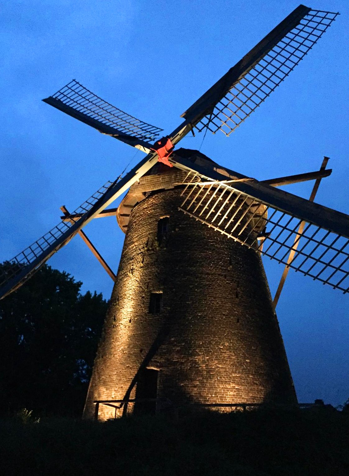die Windmühle mit neuem Strahlerlicht am Sommerabend