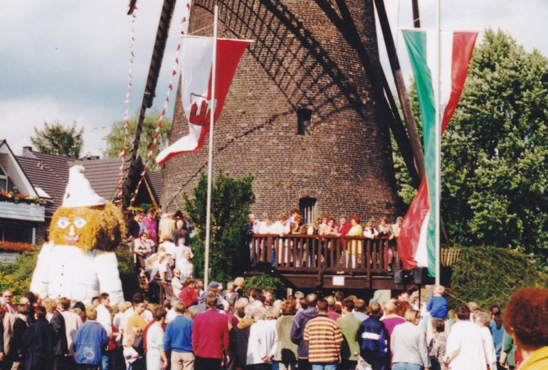 Riesenandrang auf der Sterkrader Strae an der Windmhle