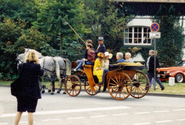 Brgermeister, Stadtdirektor und Fruleins in niederrheinischer Tracht