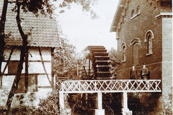 Johann Kampen vor seiner Mhle auf der neu gebauten Brcke ber den Rotbach